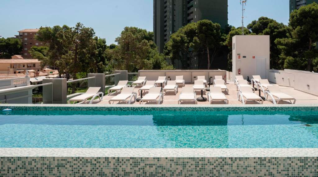 Piscina de los apartamentos Los Pinos