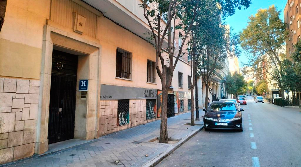 Fachada del Hostal Arrate en Madrid
